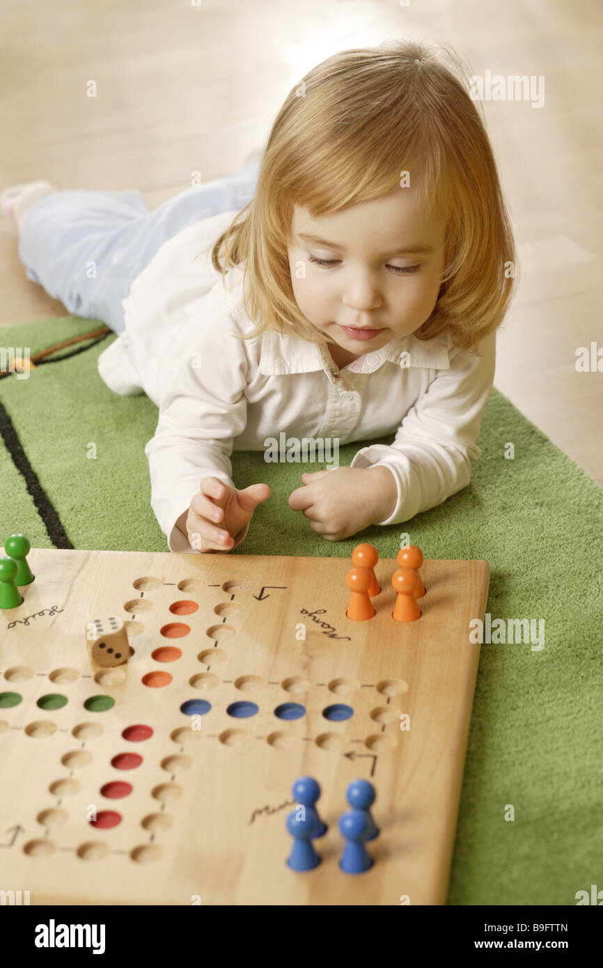 Ragazza ludo serie play people bambino toddler board-gioco di dadi dadi in legno passatempo attività di apprendimento per lo sviluppo di processo-fase Foto Stock