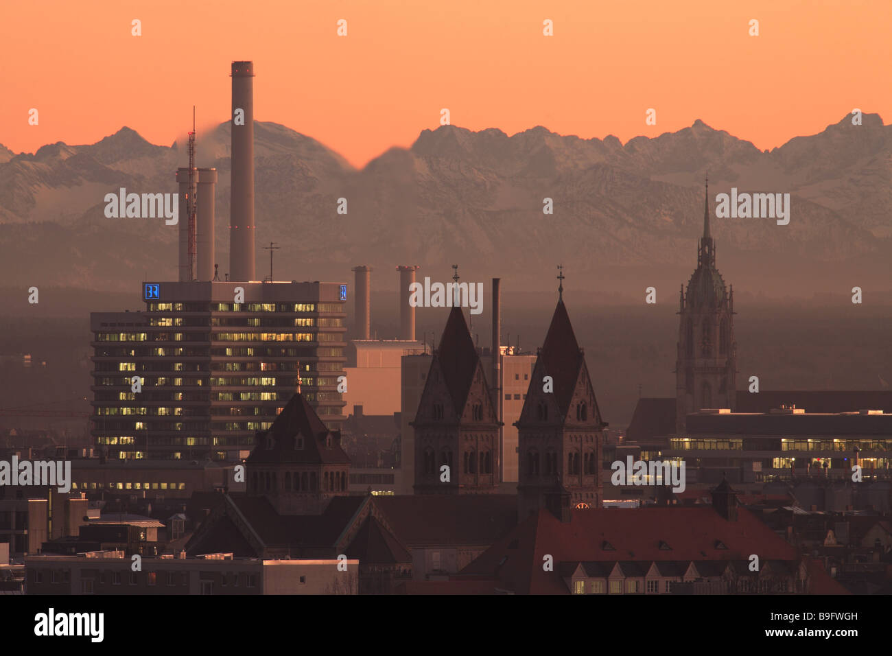 Germania Baviera Munich city-overview Paolo-chiesa radio-edifici montagne twilight Foto Stock