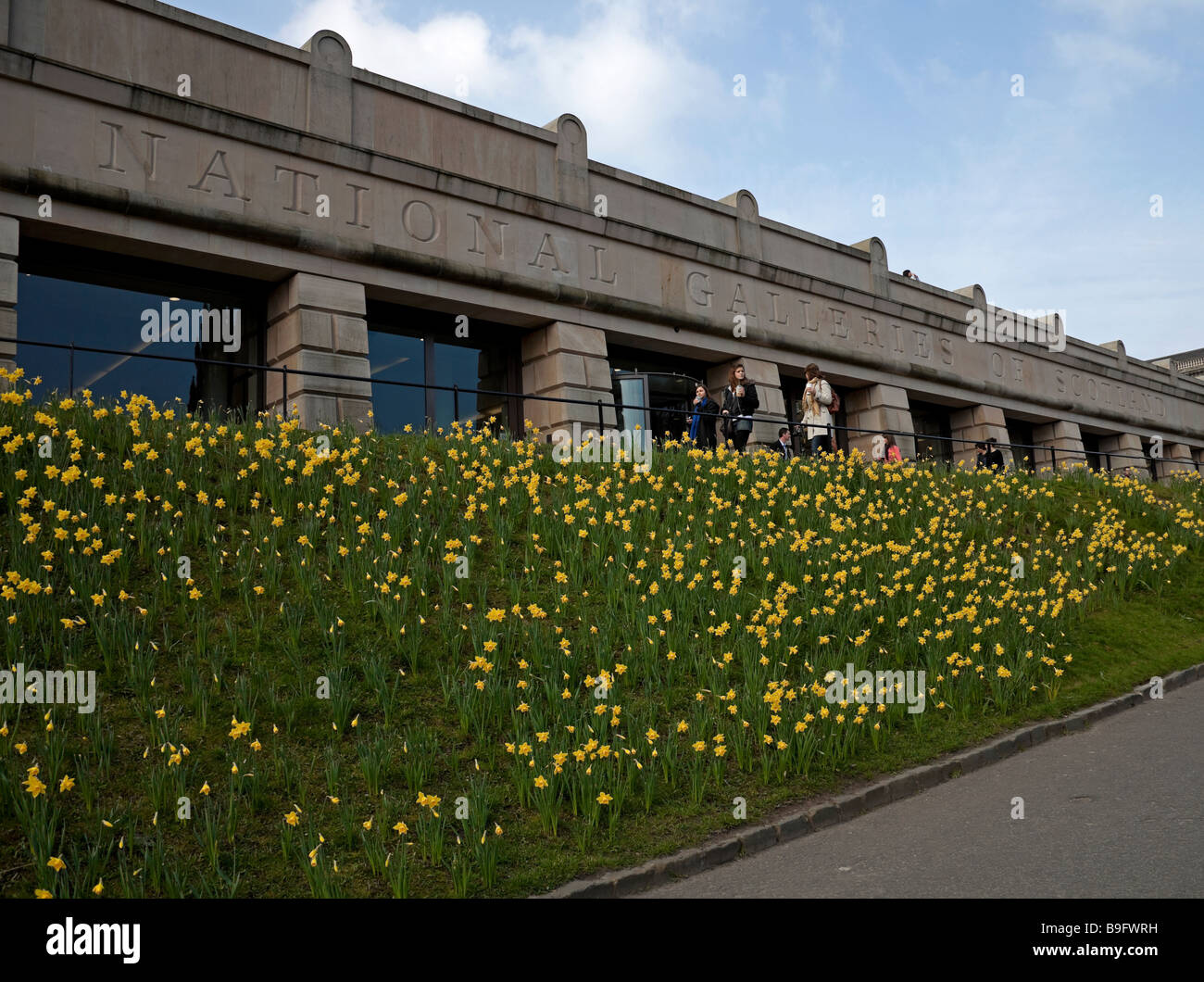 Le gallerie nazionali della Scozia con molla narcisi, il tumulo, Edimburgo, Scozia, Regno Unito, Europa Foto Stock
