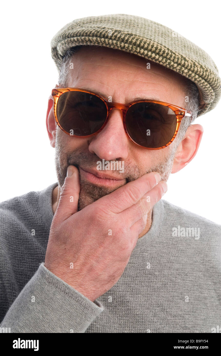 La mezza età senior uomo che indossa artista scottish tweed hat macro close up distorta grande naso di fronte retro occhiali da sole l'espressione Foto Stock