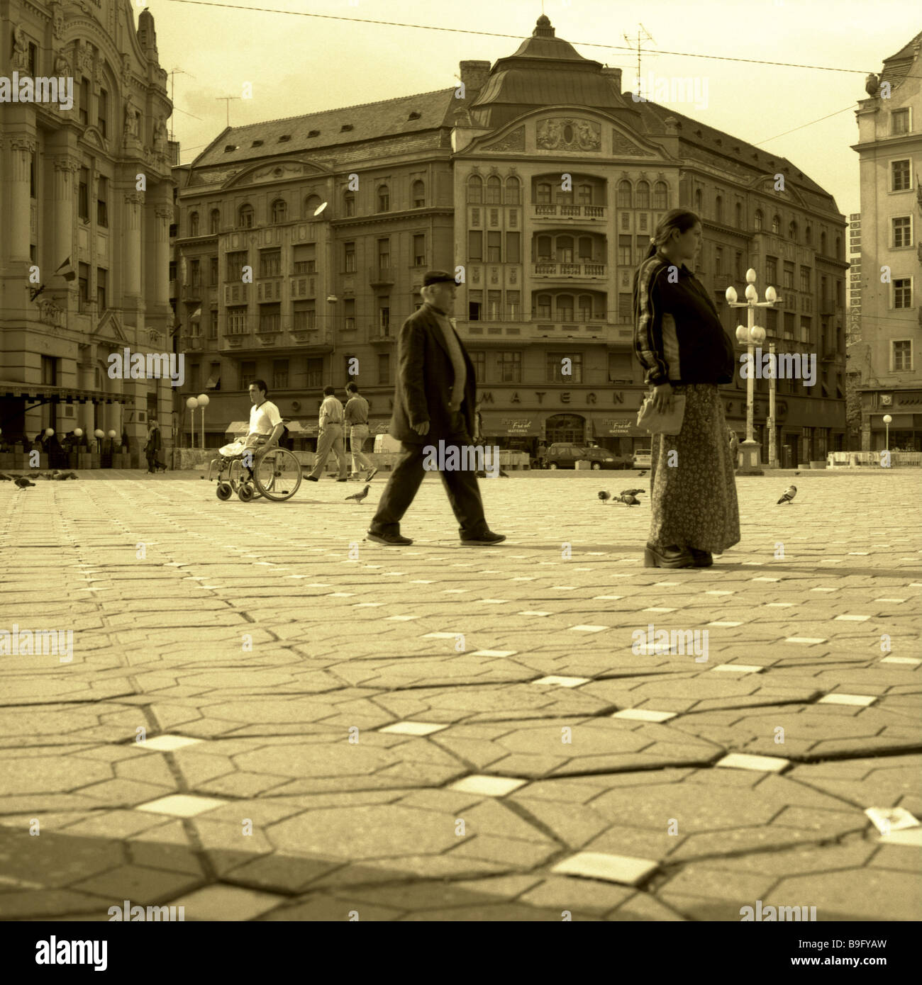 La Romania Banat Temeschwar street paesaggio persone s/w Foto Stock