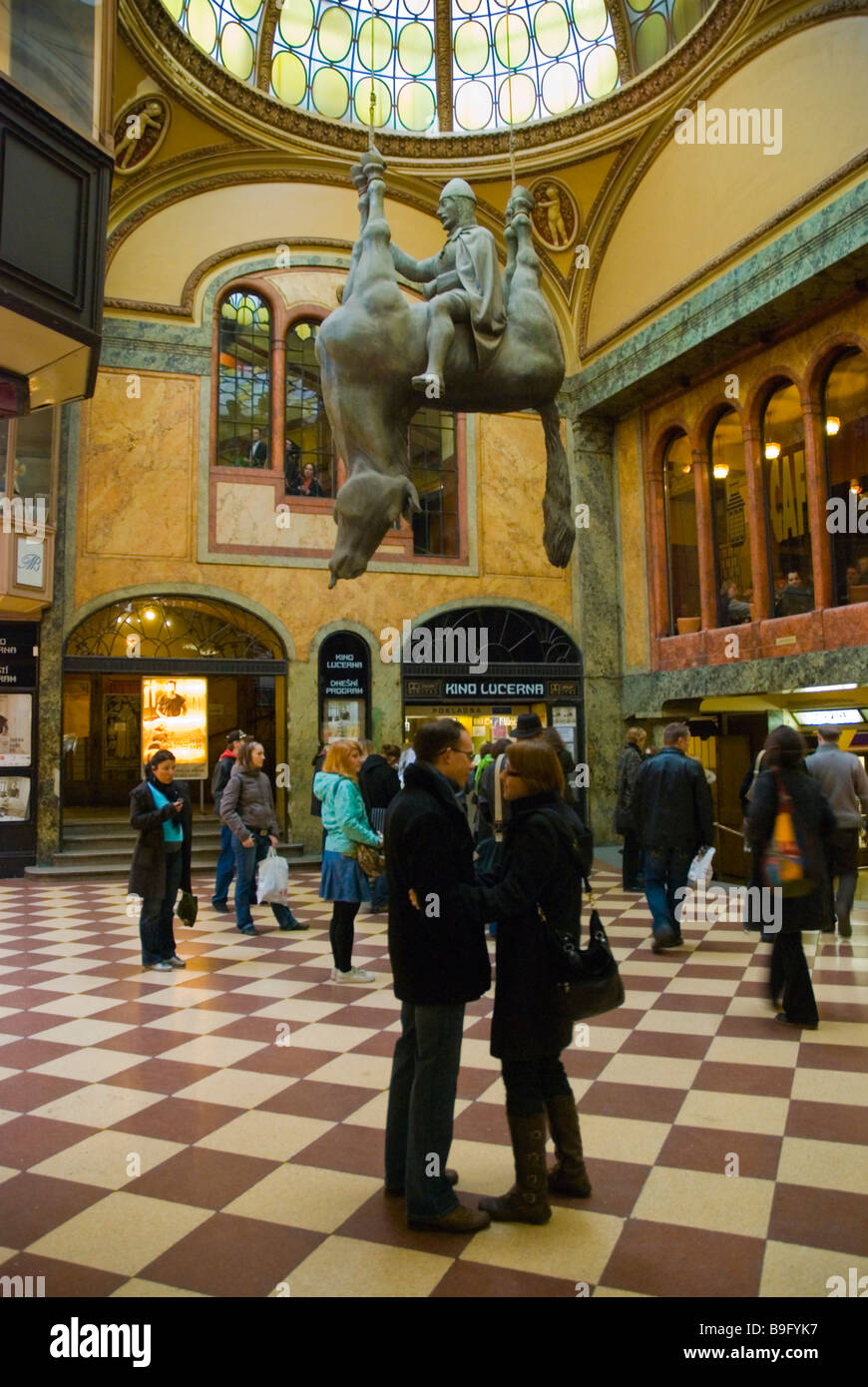 Le persone in attesa di ottenere a Lucerna il cinema a Lucerna Pasaz galleria shopping in centro di Praga Repubblica Ceca Europa Foto Stock