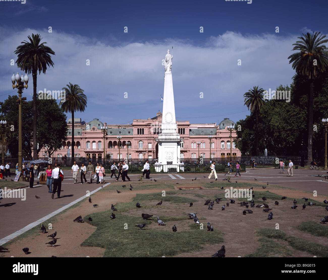 Argentina Buenos Aires Casa Rosada monumento posto i passanti da persone sorde Sud America destinazione città vista Plaza de Mayo Foto Stock