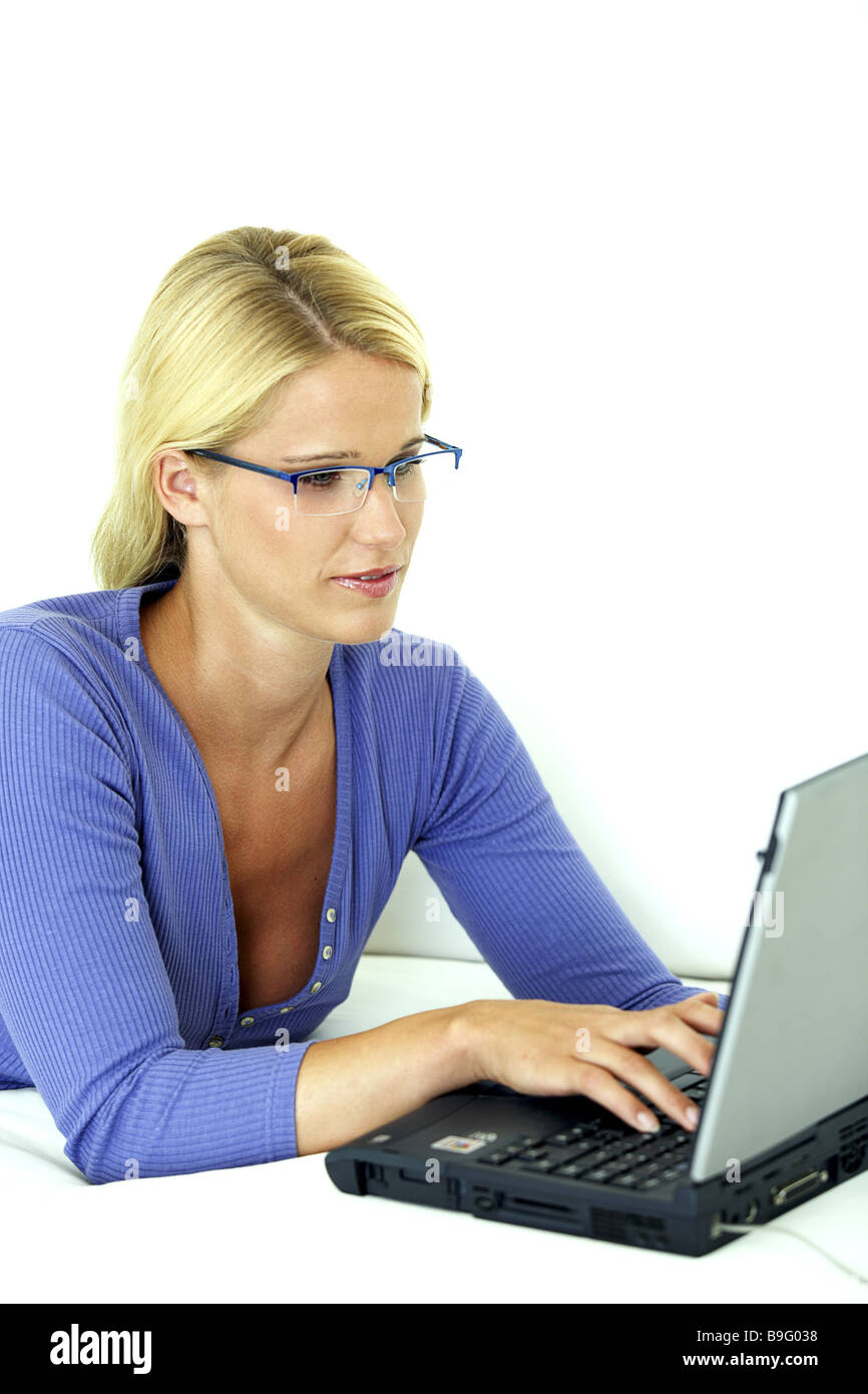 20-30 anni 30-40 anni utenti lavorare comodamente sguardo bionda computer occhiali di ingresso di dati data-somministrazione dettaglio facile semplicemente Foto Stock