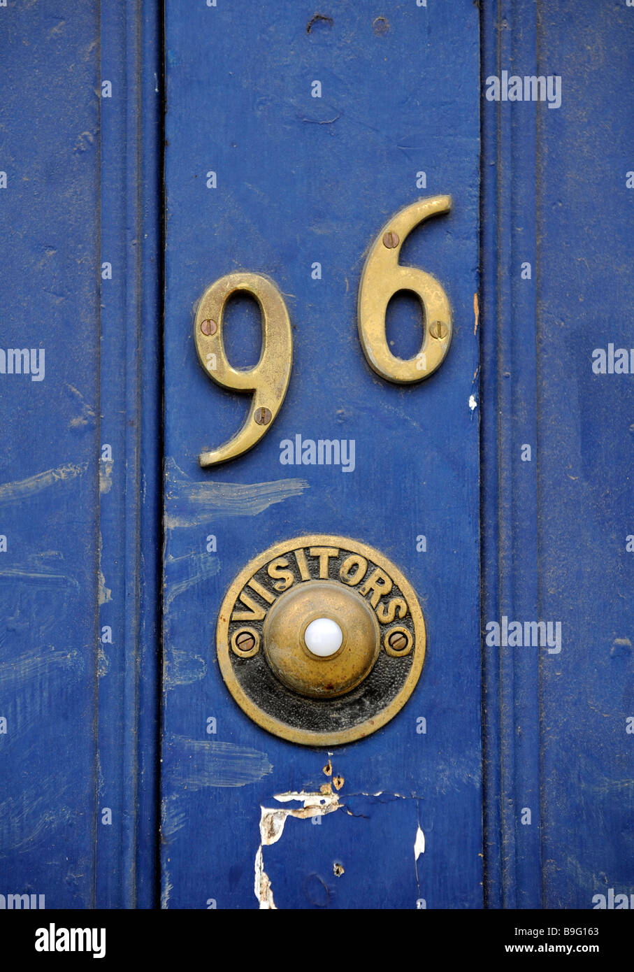 Il numero civico 96 e la visita di un campanello stand pulsante sul dipinto di blu porta di un albergo di Londra, casa, piatto Foto Stock