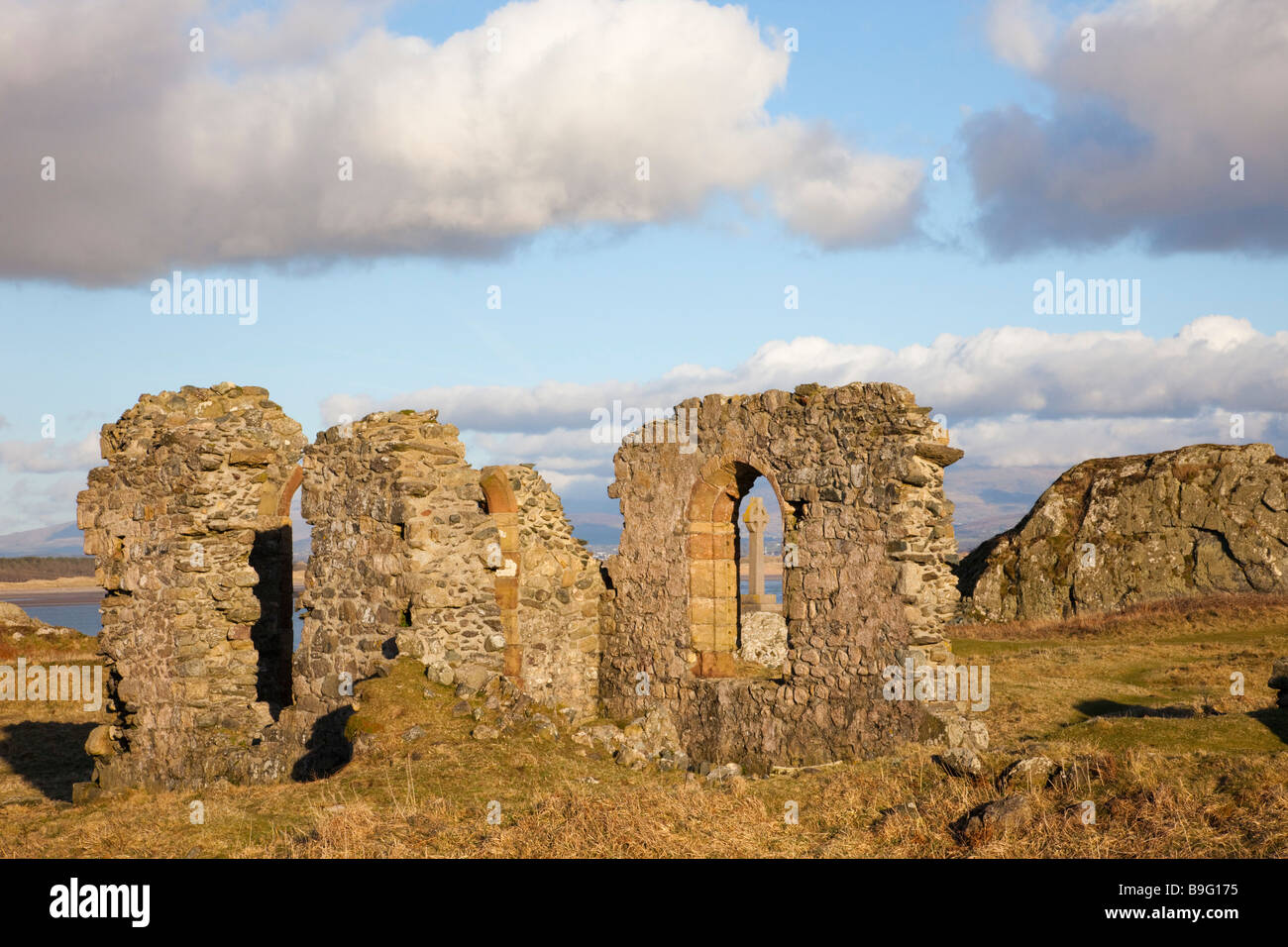 Anglesey North Wales UK storica del XVI secolo le rovine di San Dwynwen la chiesa con croce celtica su Ynys Llanddwyn Island in AONB Foto Stock