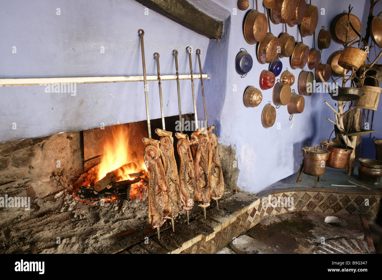 Italia Sardegna Oliena Hotel Su Gologone chip-suinetti incendi preparazione tradizionale cottura alla griglia Foto Stock