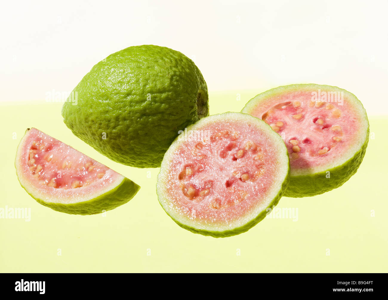 Guaven completamente il mirto-piante tagliate aprire frutta frutto guava Guava Guayaba Goiaba esotici tropicali succosa aromatico fruttato Foto Stock