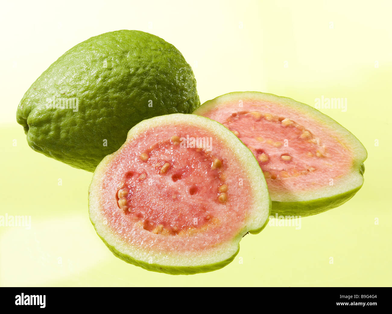 Guaven completamente il mirto-piante tagliate aprire frutta frutto guava Guava Guayaba Goiaba esotici tropicali succosa aromatico fruttato Foto Stock