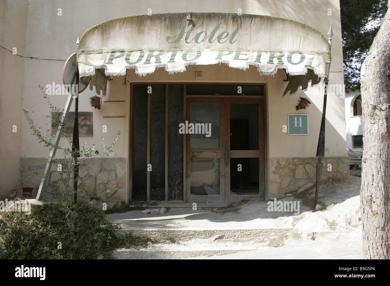 Spagna Maiorca Porto Pedro hotel ingresso-area che copre i danni lascia Isole Baleari isola edifici porta di ingresso Foto Stock