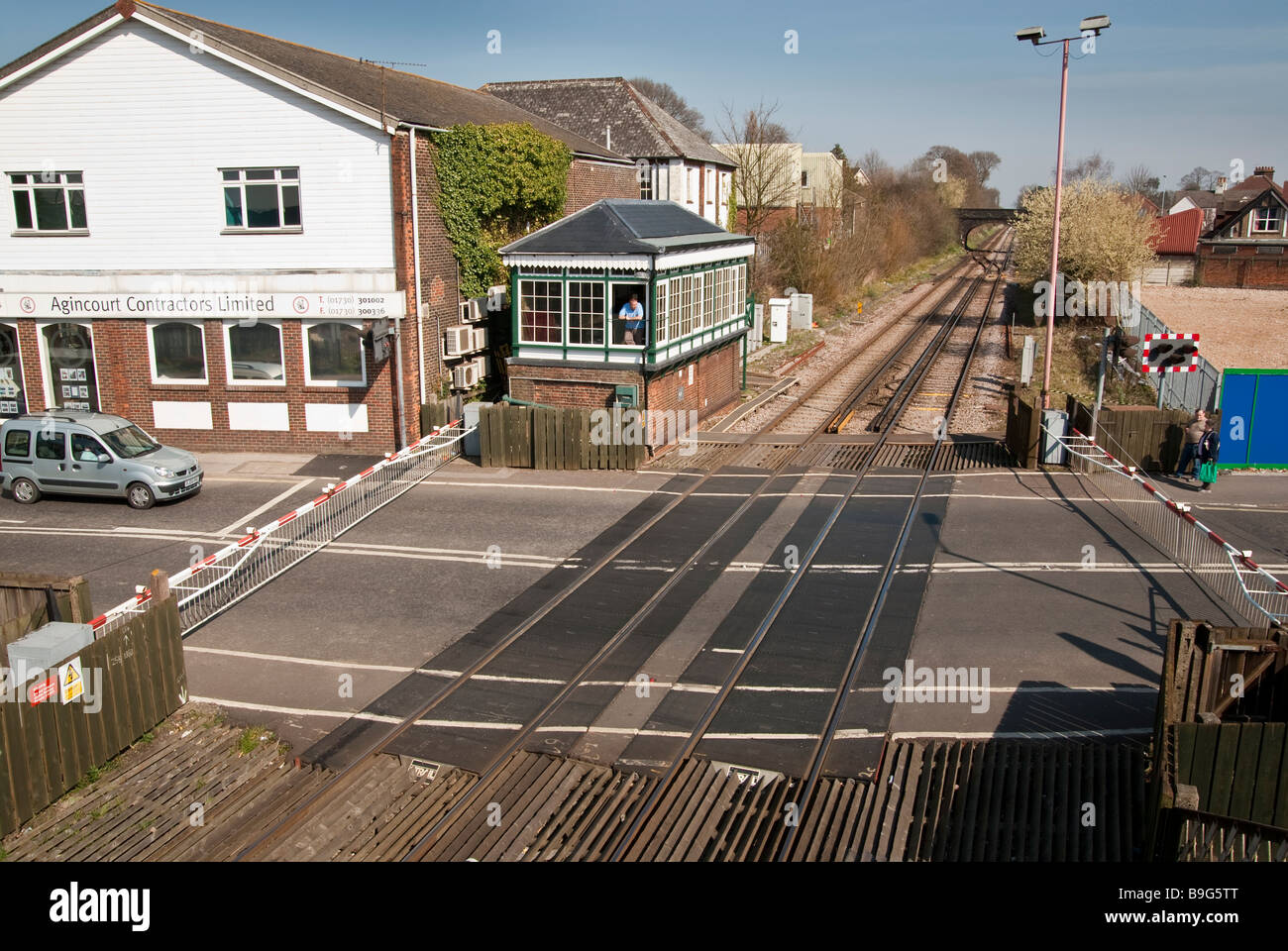 Petersfield La Stazione Ferroviaria e il passaggio a livello Foto Stock