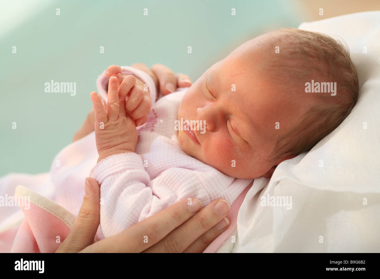 Mamma baby dettaglio 3 settimane 3 settimane vecchio occhi estratto baby baby-mani custodito toccare rapporto dettaglio baby aderenza donna Foto Stock