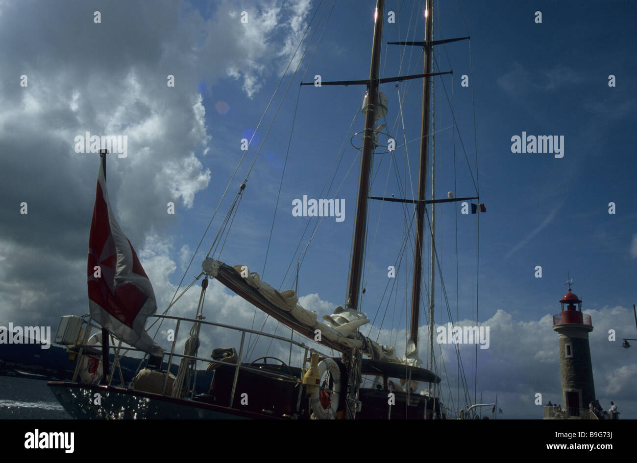 Francia Cote d Azur Saint Tropez faro del porto di vela yacht a due maestri Foto Stock