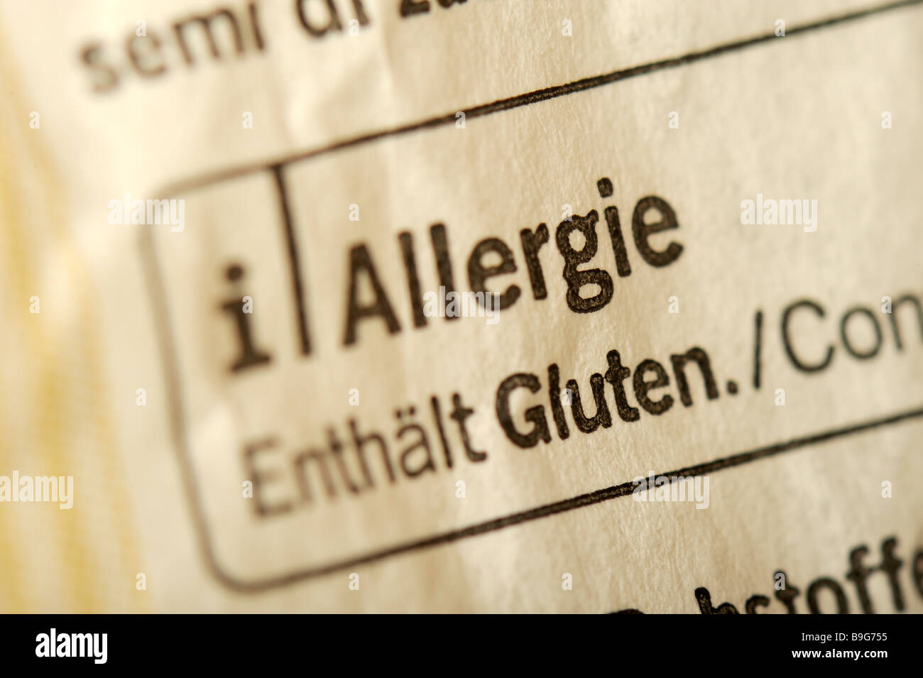 Allergia. refernece al contenuto del potenziale allergico su un pacchetto di cibo: glutine e sesamo. Foto Stock