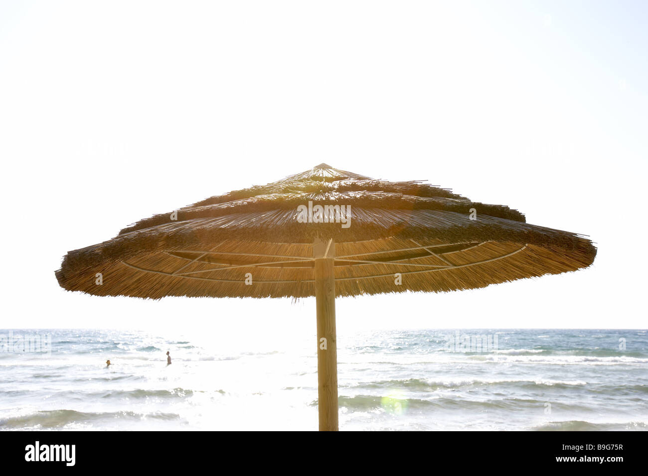 Ombrellone lago indietro luce paglia-ombrello ombrellone sun-protezione UV-protezione  solare sun acqua persone Foto stock - Alamy