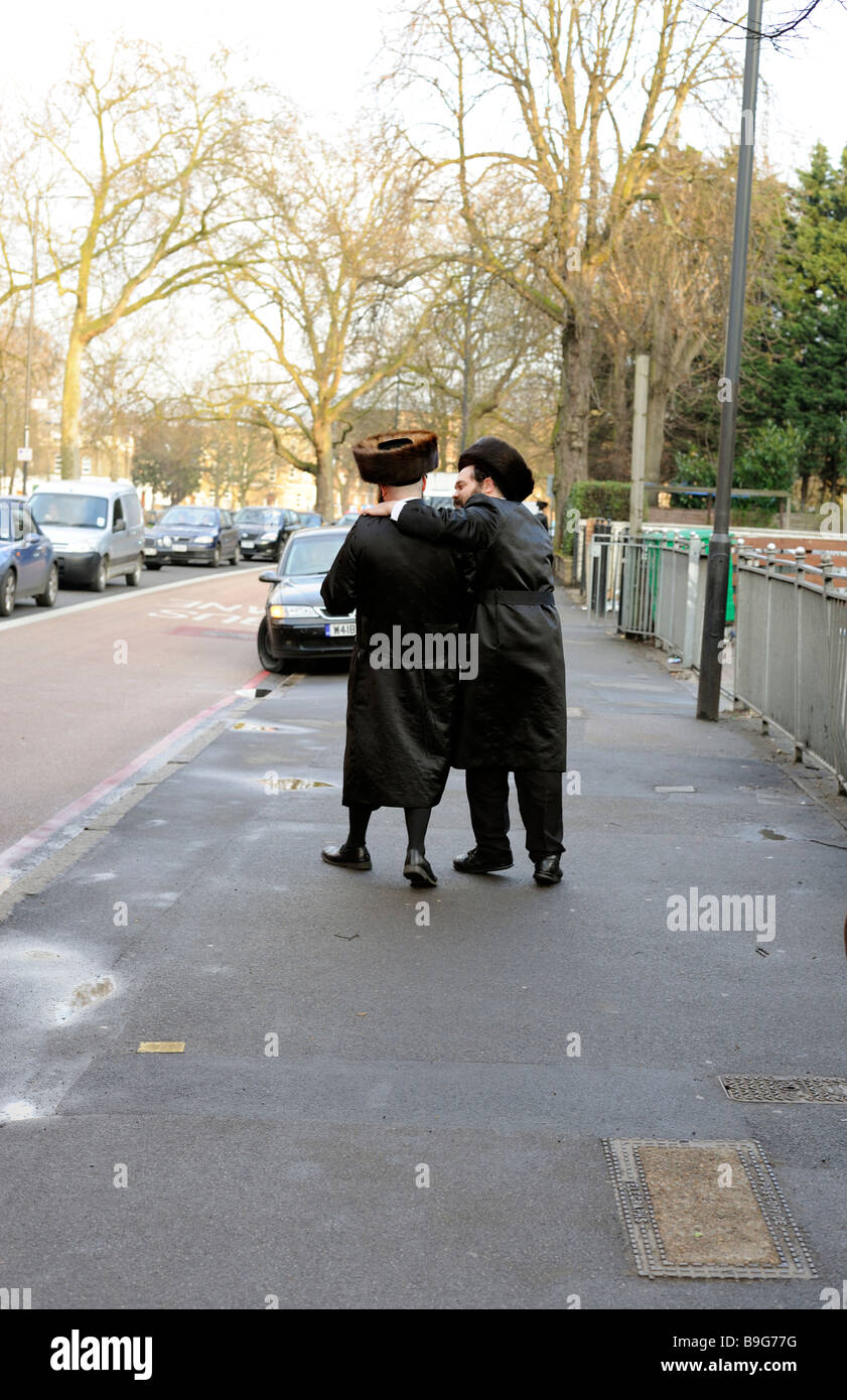 Due ebrei ortodossi uomini sulle strade di Stanford Hill durante le celebrazioni per la tradizionale festa di Purim Foto Stock