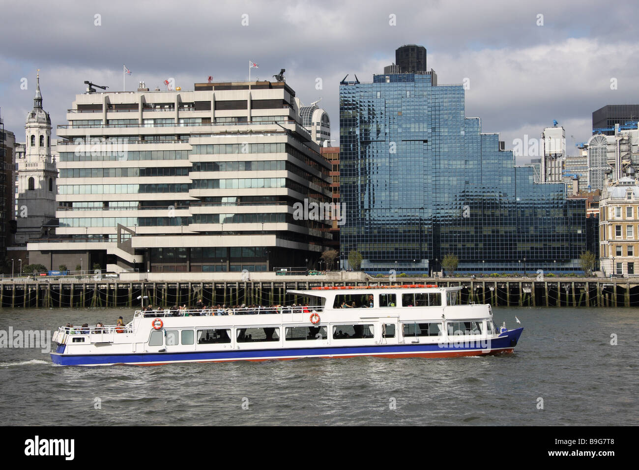 Londra Inghilterra tempo libero trasporto barca visite fiume Tamigi Foto Stock