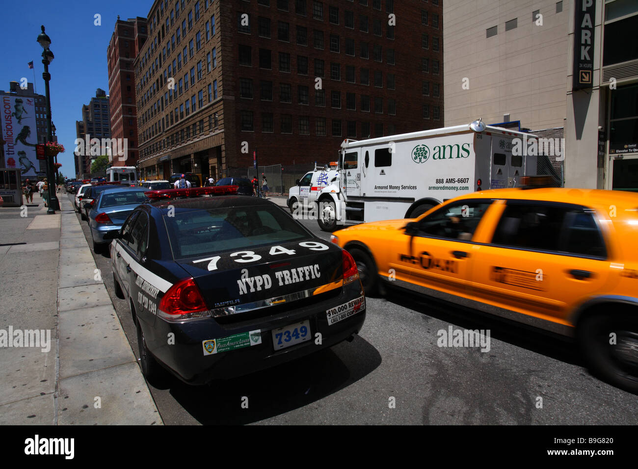 A New York Street scene con iconico NYC Yellow Cab e NYPD squad car Foto Stock