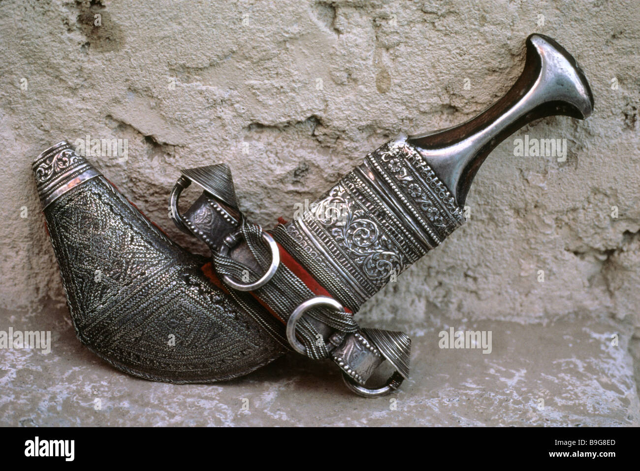 Pugnale con manico di corno di rinoceronte. Un simbolo di manliness commercializzati a prezzi molto elevati Foto Stock