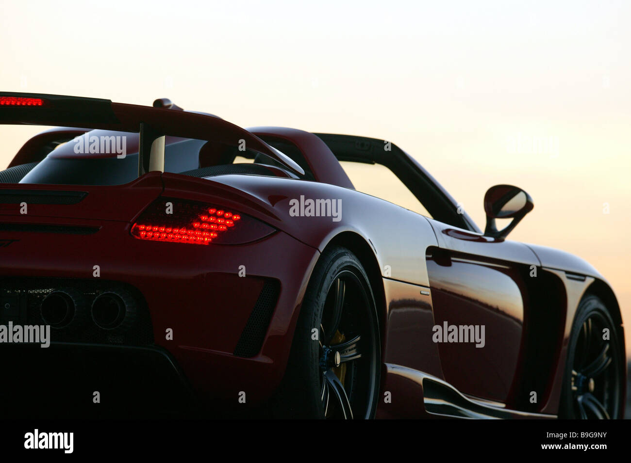 Porsche Gemballa mirage backview rosso tramonto Dettaglio veicolo di serie auto vetture sport sport-car light tail-simbolo della luce spin Foto Stock