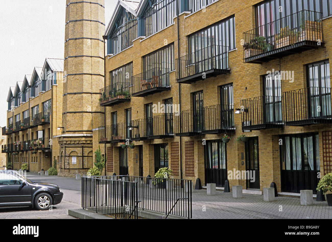 Burrell's Wharf, Isle of Dogs, a est di Londra. Appartamenti nuovi, parte di ri-sviluppo di edifici industriali ad uso residenziale. Foto Stock