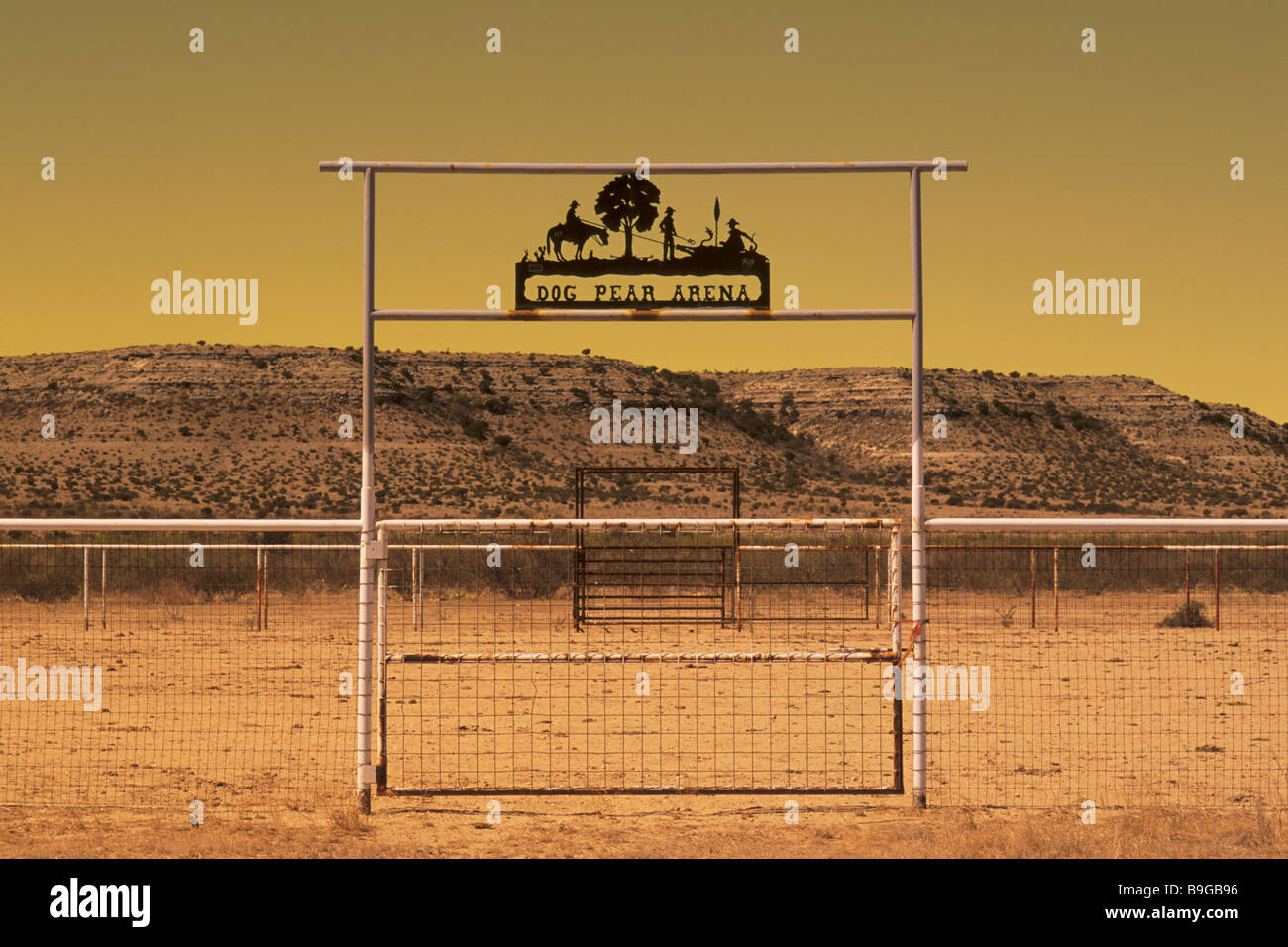 Ferro battuto firmare al cancello a arena vicino a Sheffield a Stockton Altopiano di Terrel County Texas USA Foto Stock