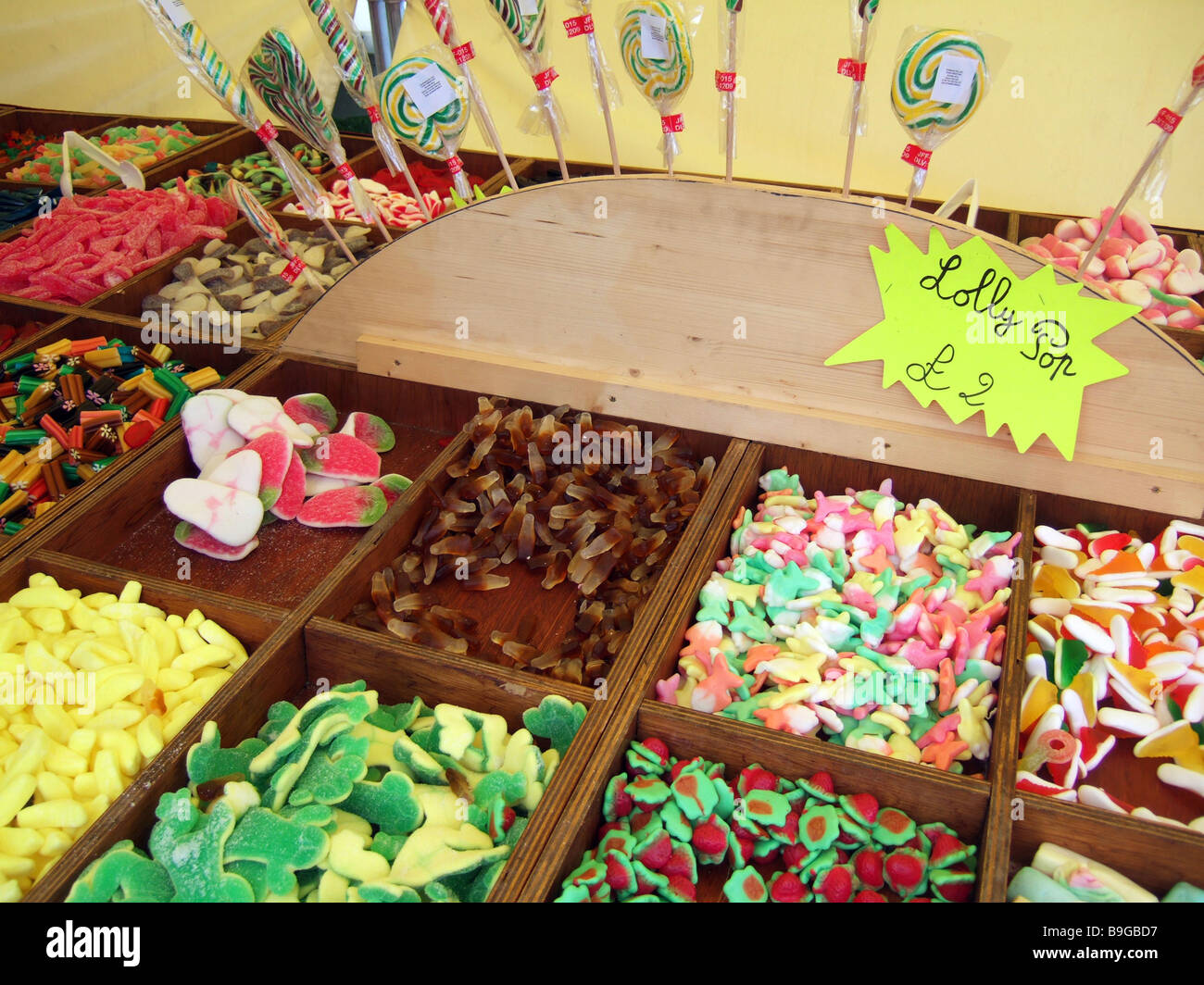Una selezione di dolci / pasticceria / candy in un mercato in stallo. Foto Stock