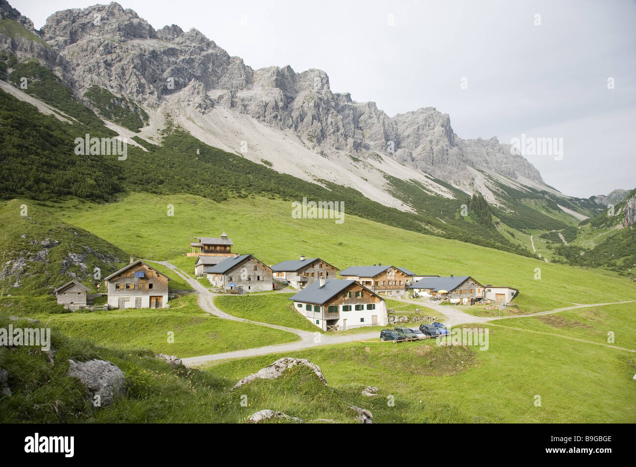 Austria Vorarlberg Großes Walsertal Klesenzaalpe paesaggio di montagna Case paesaggio alpino prato viaggio Hochalpe Buchboden Foto Stock