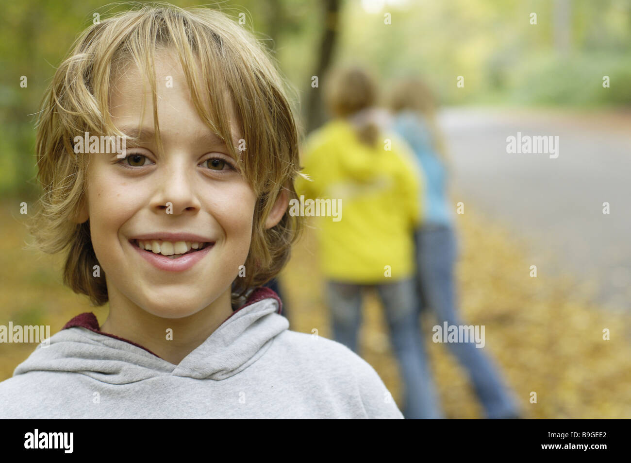 Bambino ragazzo allegramente ride fuori ritratto 8-12 anni gioia infanzia felicemente liberamente bionda naturale foresta la natura in autunno Foto Stock