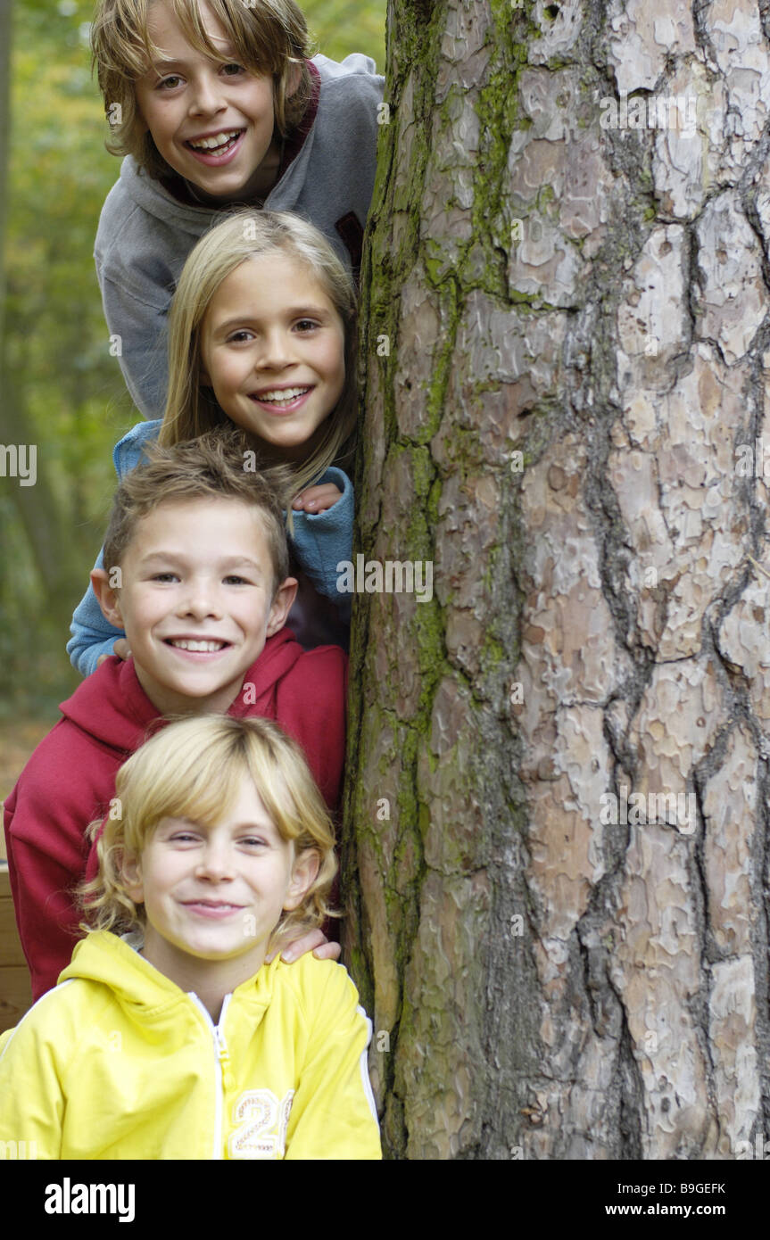 Bambini Ragazzi ragazza allegramente cavalletti log consecutivamente ride guardando la telecamera non liberamente f. Magazzino-titoli mk / rb amici Foto Stock