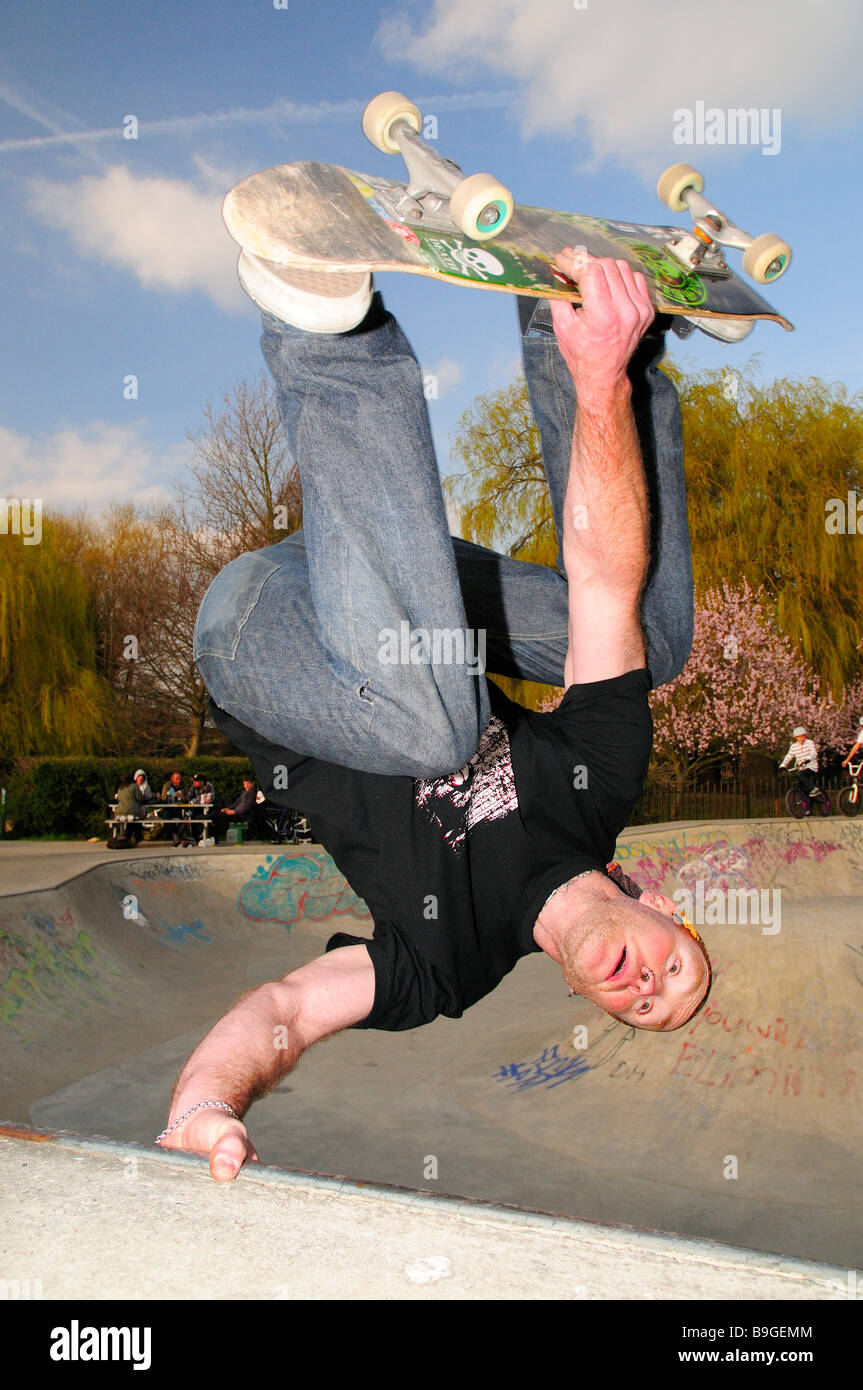 Martin Herrick 45 anni e ancora skateborading esegue un handplant a Dartford Skatepark Foto Stock