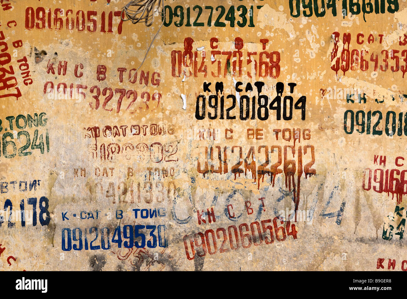 Busness Graffitti impresse sulla parete Hanoi Vietnam Foto Stock