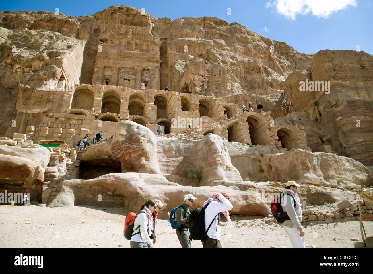 I turisti di fronte alla tomba di URN, Petra Giordania Foto Stock