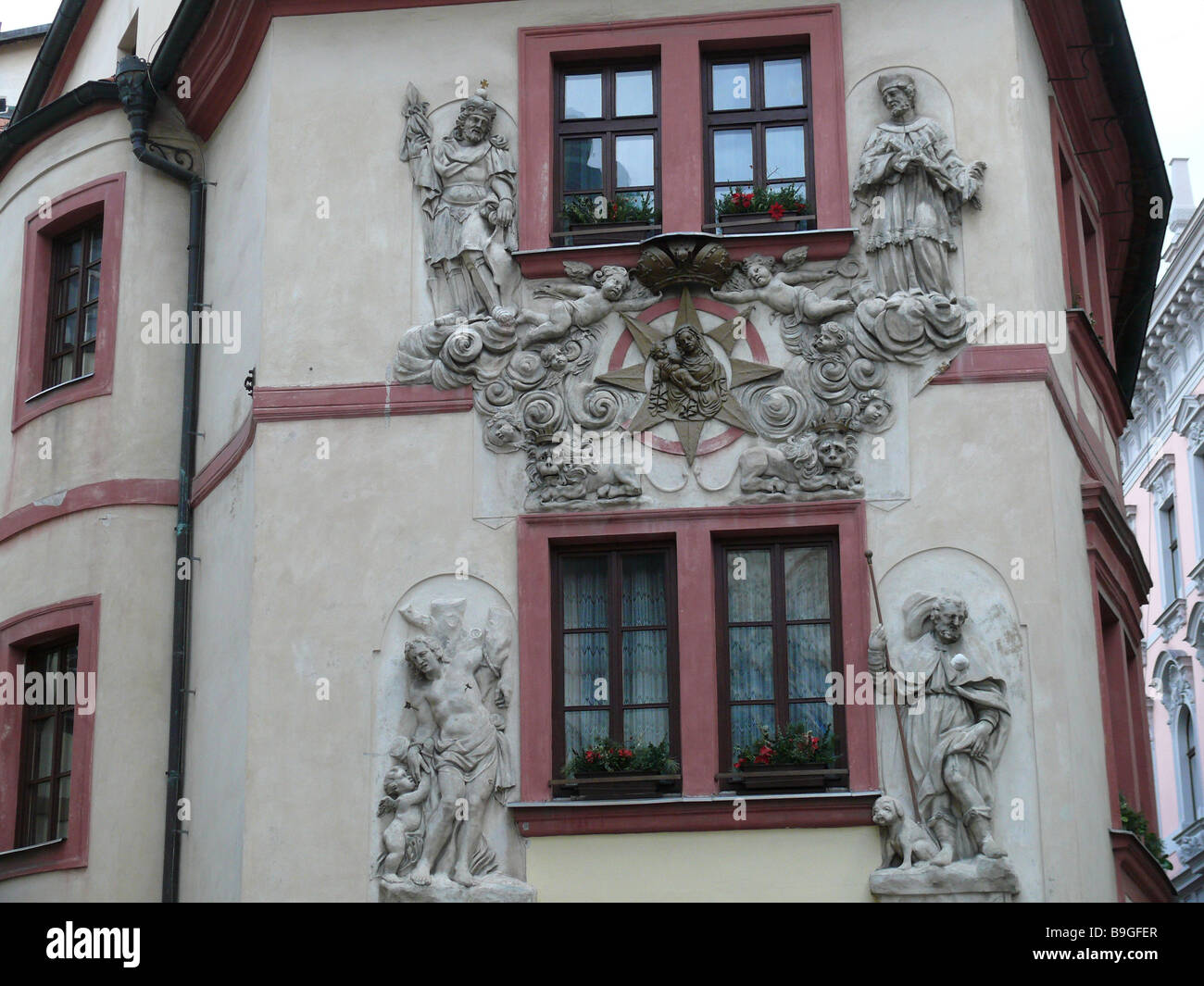 Repubblica Ceca Praga Città Vecchia Karl-ova 'casa al pozzo d'oro" facciata in stucco di dettaglio-figure di santi Bohemia Repubblica Ceca Foto Stock