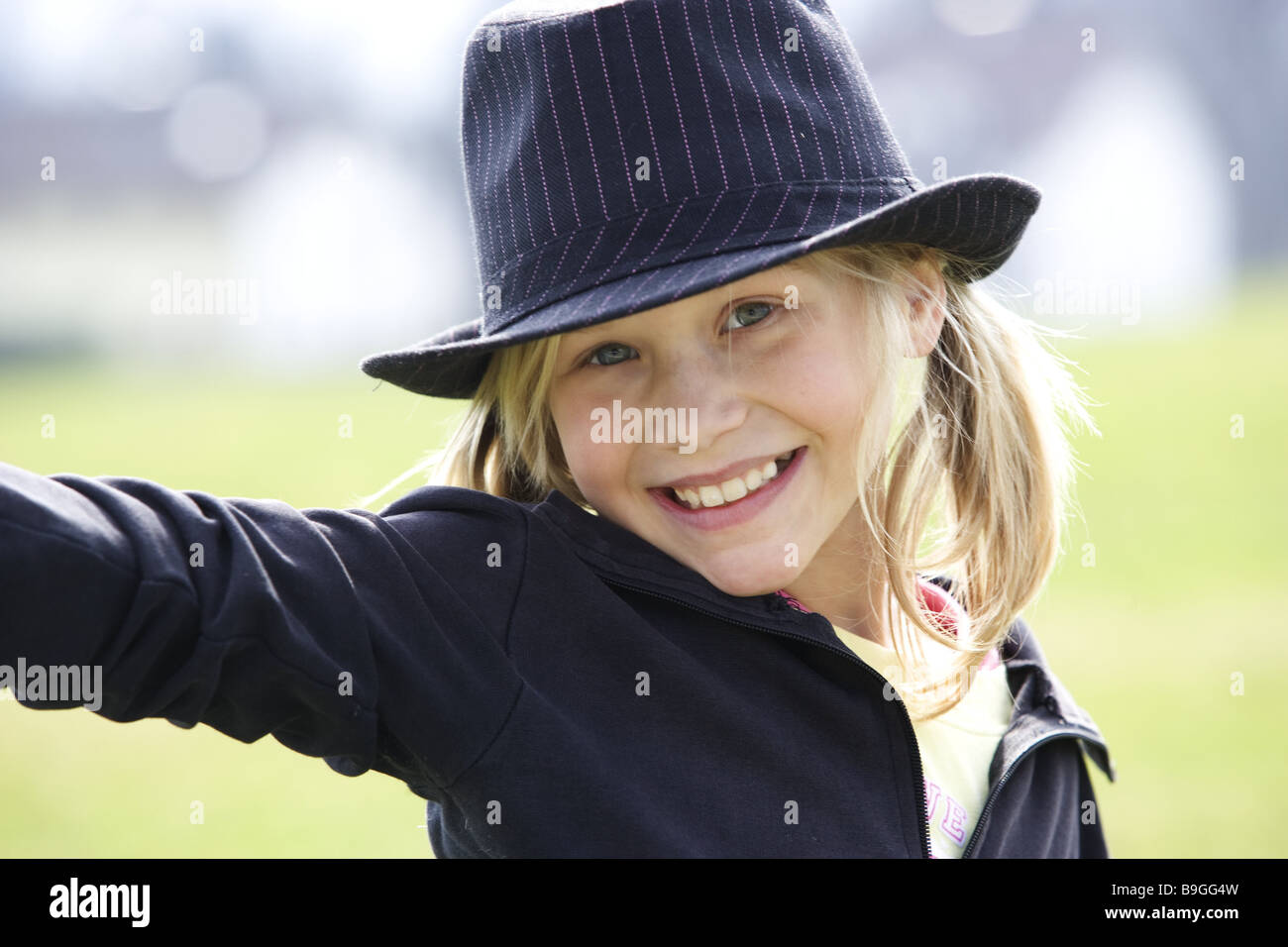 Ragazza bionda sorriso hat ritratto persone serie 8 anni bambino allegramente felicemente infanzia spensieratezza gioia divertimento tempo libero Foto Stock