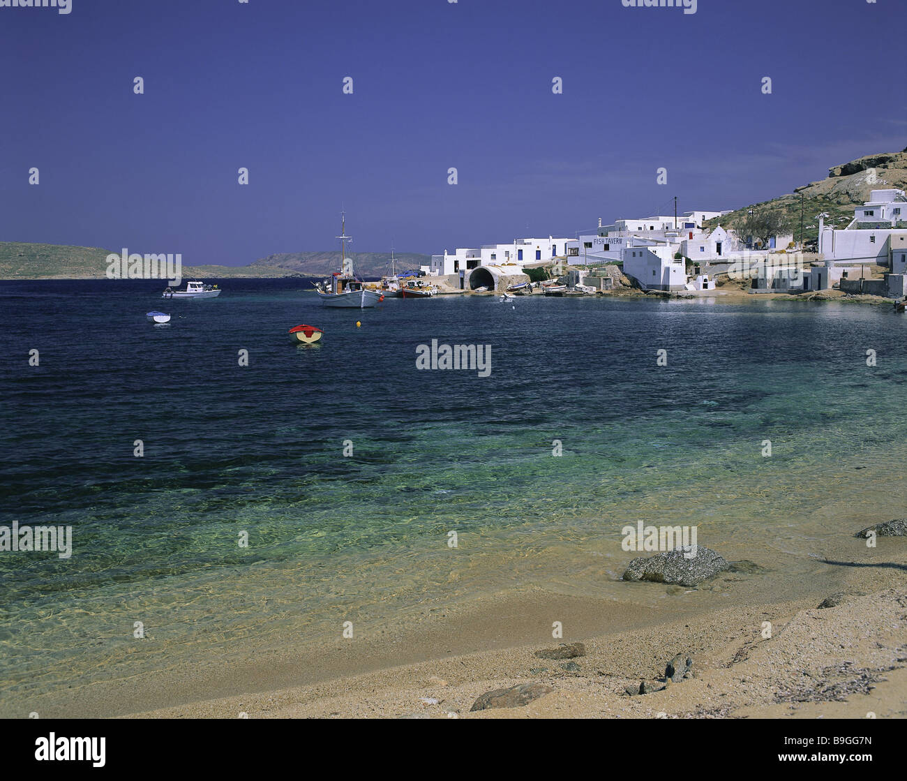 Grecia CICLADI isola Mykonos Kalafatis località barche in prospettiva il lago di costa Egea coast-paesaggio del mare della baia della costa costa-luogo Foto Stock