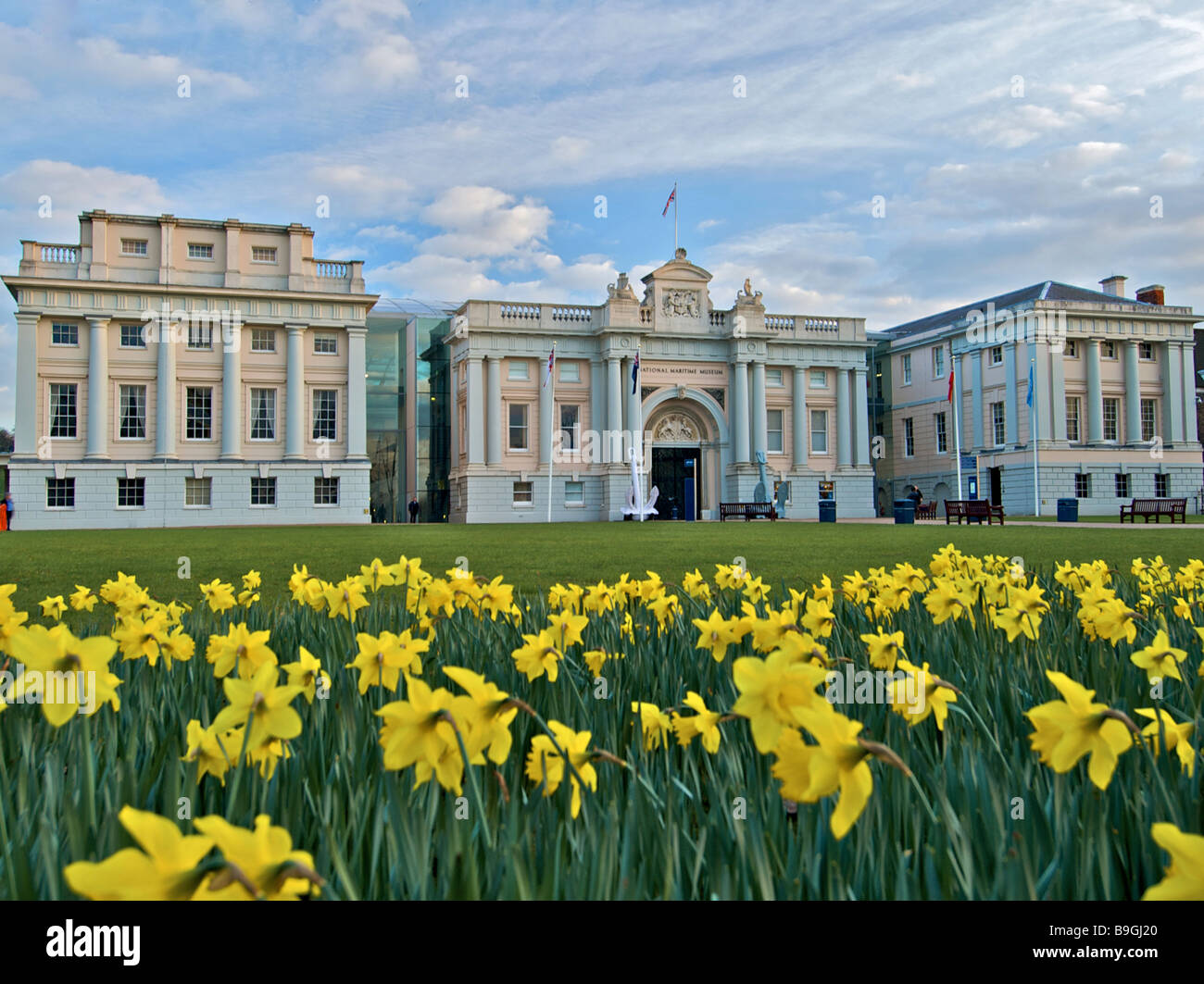 Il National Maritime Museum di Greenwich con narcisi in primavera Foto Stock