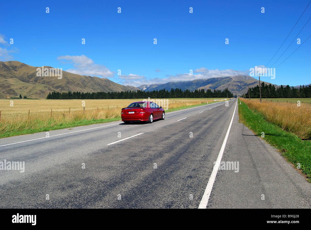 Automobile che viaggia lungo la statale 73, Selwyn District, Canterbury, Isola del Sud, Nuova Zelanda Foto Stock