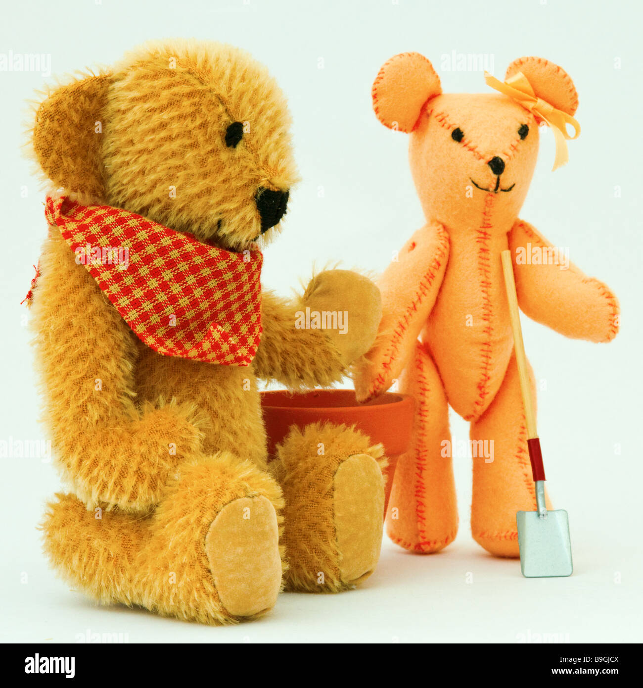 Miniatura Teddy bear nel giardino (Mini Collezione Bear) Foto Stock