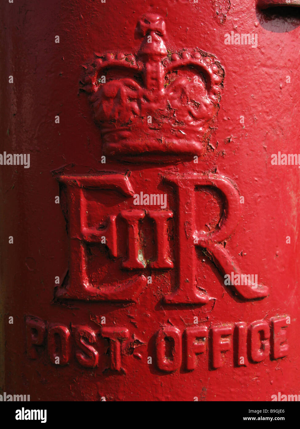 Close up di rosso casella postale (UK) con vernice rossa peeling e corona in rilievo, EIIR e 'Post Office' Foto Stock