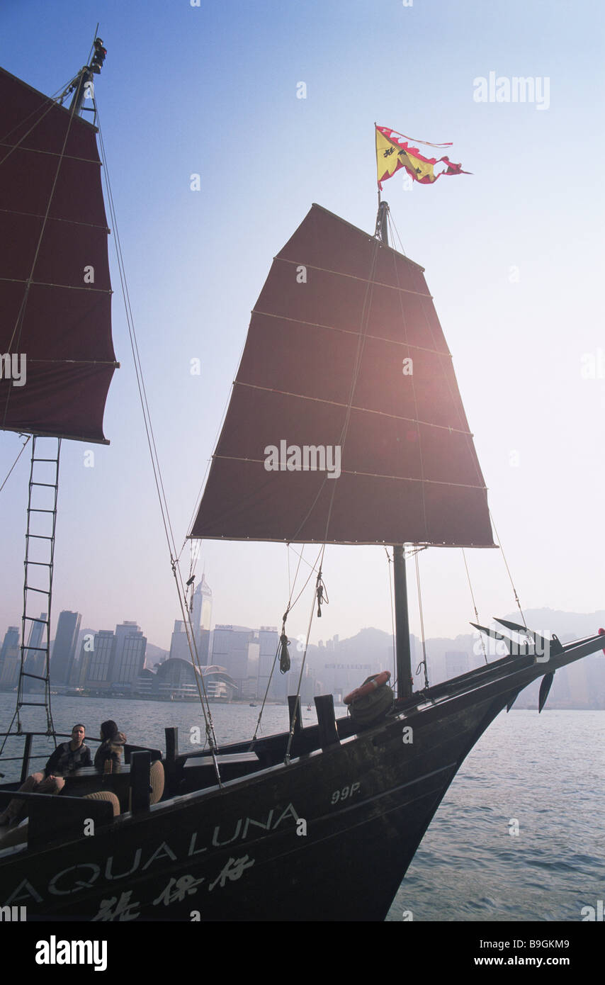 Cina Hong Kong Victoria Harbour skyline junk dettaglio back light series Asia East-Asia city nave a vela nave bandiera rossa Foto Stock