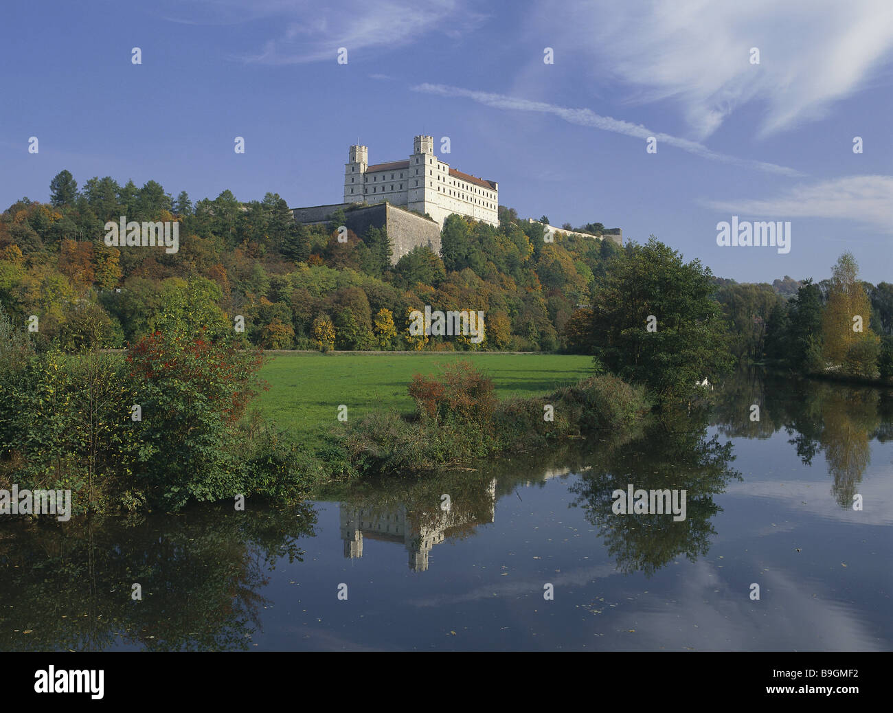 Altmühltal rise costruzione architettura Baviera boscoso monte Castello complesso del castello Il castello fortezza di alberi di montagna tedesco Foto Stock