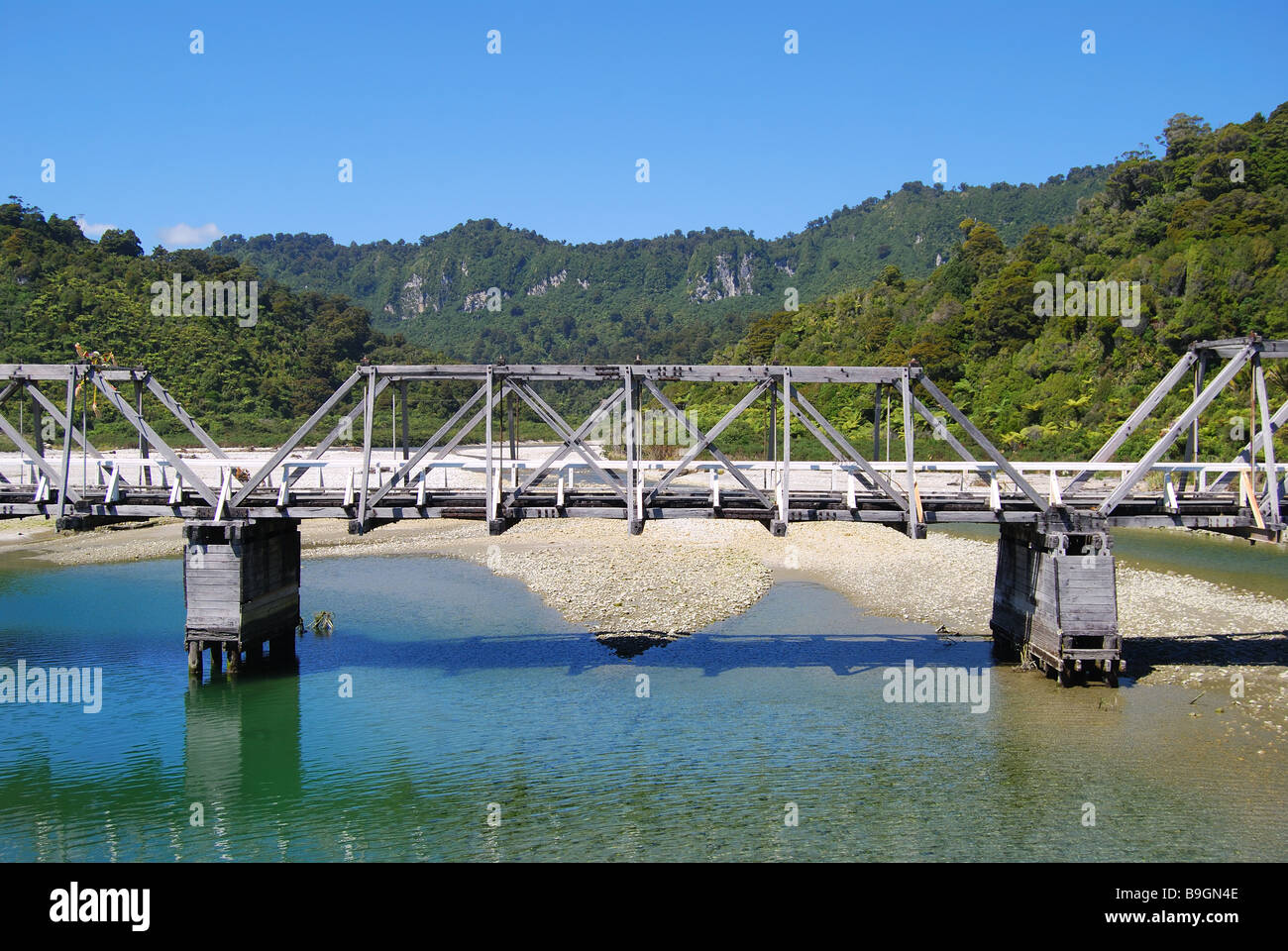 Storico ponte di legno, Fox River, Paparoa National Park, West Coast, Isola del Sud, Nuova Zelanda Foto Stock