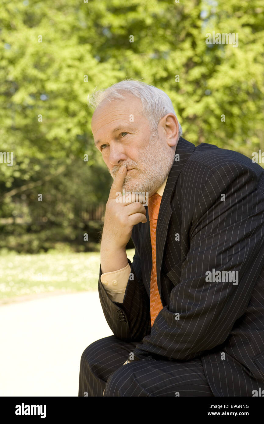 Park imprenditore premurosamente dettaglio Foto Stock