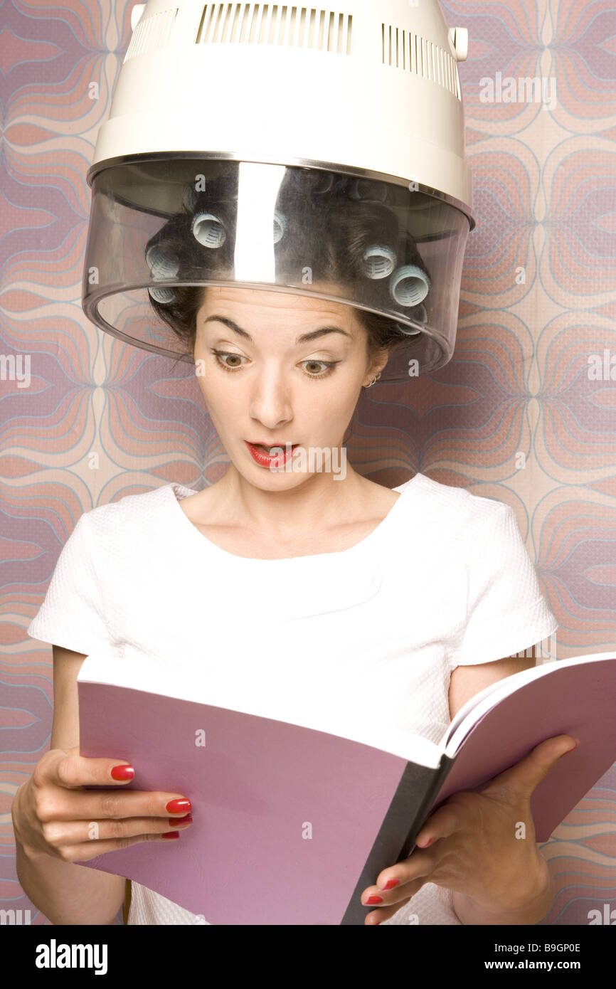 Salone di coiffeur donna bigodini essiccatore illustrato stupisce lettura semi-portrait 20-30 anni 70er anni prestige vanity di bellezza Foto Stock