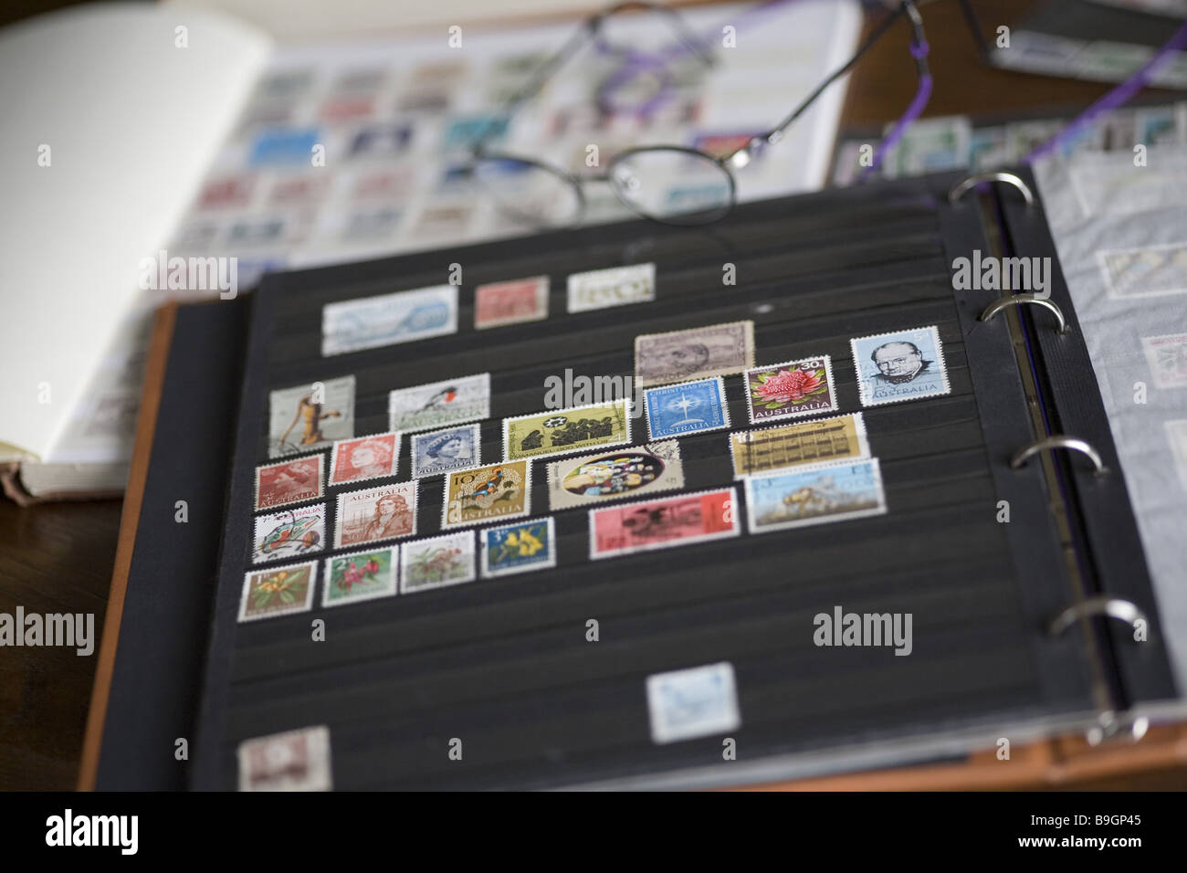 Il timbro di album francobolli filatelia raccogliere hobby Foto Stock