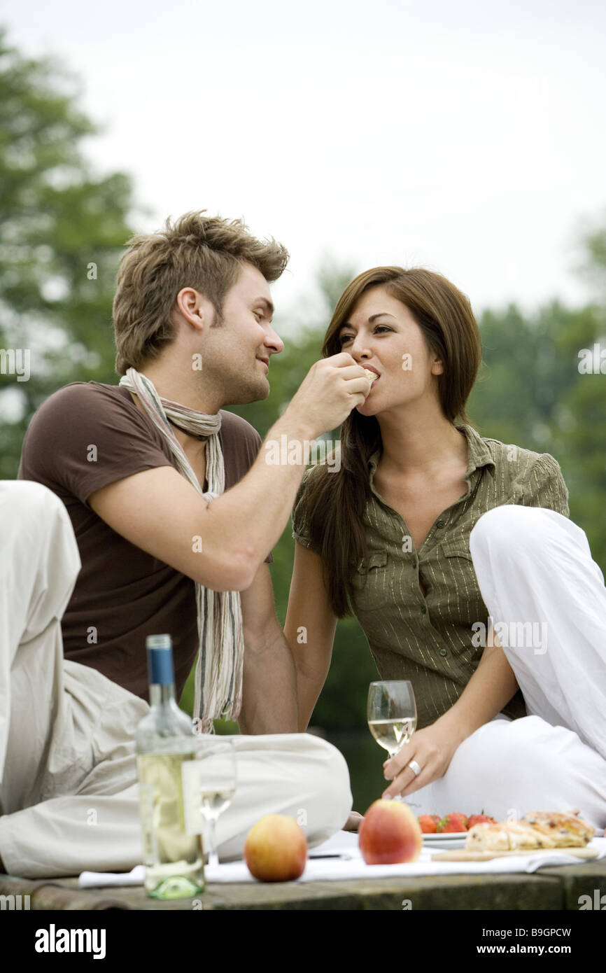 Il lago di Ponte di coppia innamorata seduta picnic a mangiare allegramente dettaglio poggia bath-ponte dettaglio pane pasto Relax Tempo libero Foto Stock