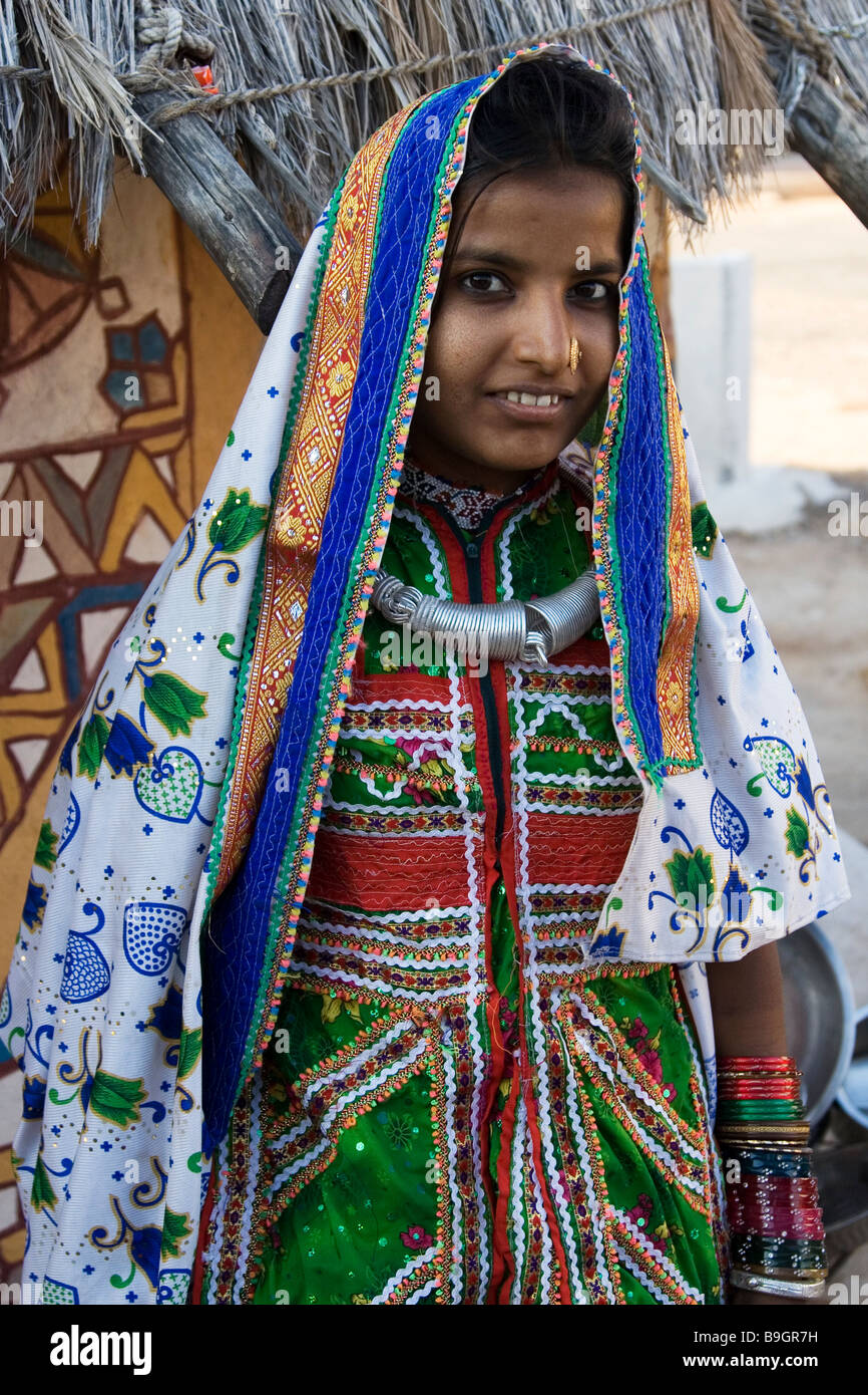 Ragazza in indiana tradizionale abito tribale. Questo stile di abbigliamento  tradizionale viene indossato in Rajasthan e Stati di Gujarat, India del Nord  Foto stock - Alamy