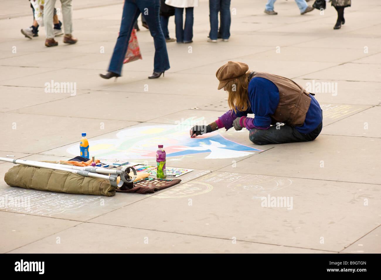 L'artista di strada disegno sul marciapiede London Regno Unito Foto Stock