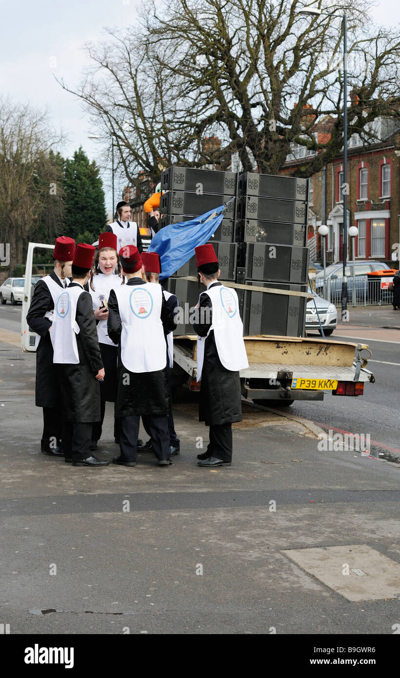 Giovani ebrei uomini ortodossi celebrano la festa di Purim a Stamford Hill Londra Foto Stock